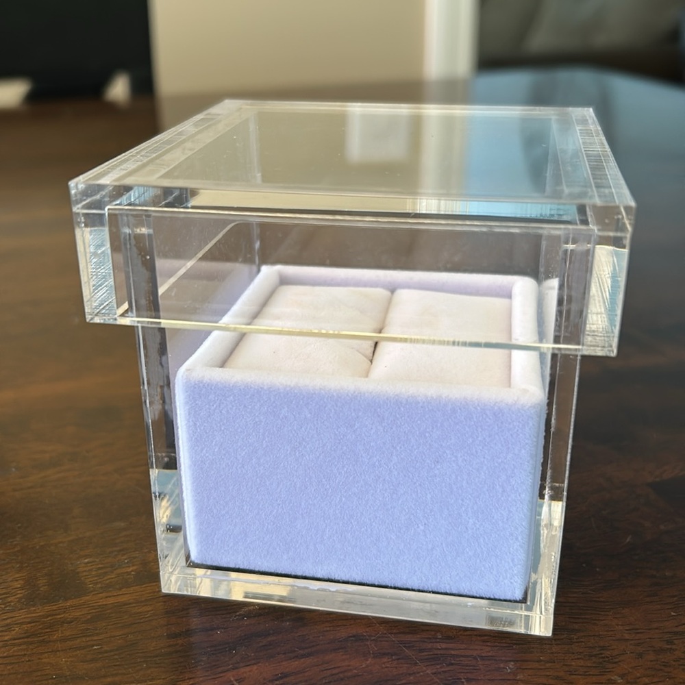 Beautiful lucite extra large ring box  NWOT